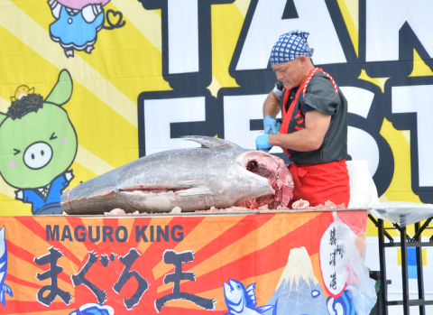 早い者勝ち！
解体したてのマグロを無料配布！