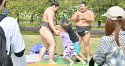 立浪部屋の力士に挑戦！ちびっこ相撲体験！